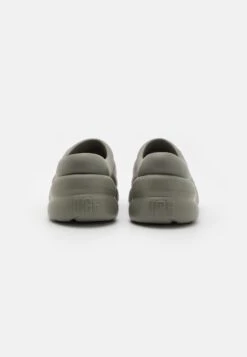 Ugg Sport Yeah- Slippers - Moss Green 9 Ugg Sport Yeah- Slippers - Moss Green -Ugg 2e6f78bf6ce64a3f9f68273578863d11