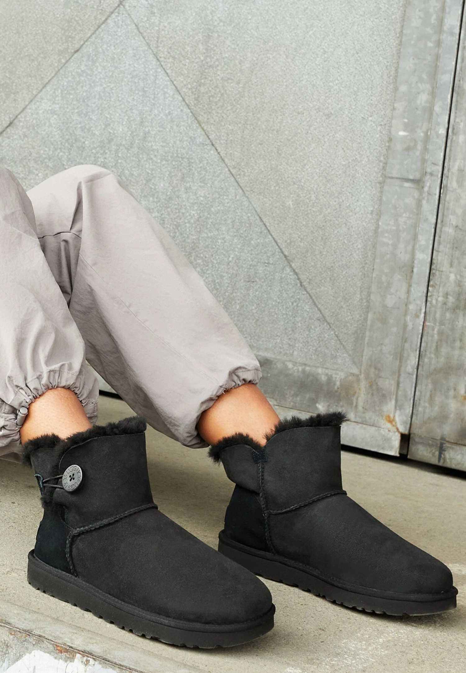 Ugg Mini Bailey Button - Ankelboots - Black 2 Ugg Mini Bailey Button - Ankelboots - Black - Bilde 2