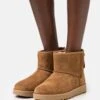 Ugg Classic Mini Logo Zip - Støvletter - Chestnut