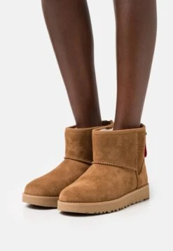 Ugg Classic Mini Logo Zip - Støvletter - Chestnut