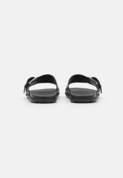 Ugg Solivan Buckle Slide - Sandaler - Black 9 Ugg Solivan Buckle Slide - Sandaler - Black -Ugg 72feddb8bcca43f79cc98d6c83f907eb