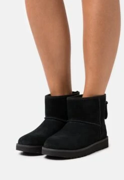 Ugg Classic Mini Logo Zip - Støvletter - Black