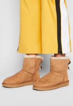 Ugg Mini Bailey Bow - Støvletter - Chestnut