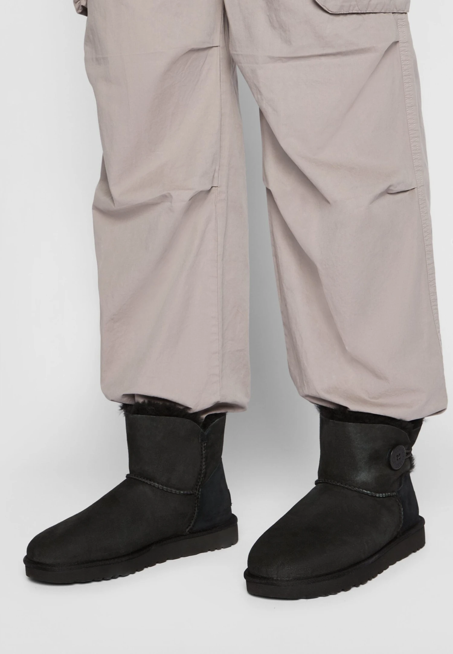 Ugg Mini Bailey Button - Ankelboots - Black 4 Ugg Mini Bailey Button - Ankelboots - Black - Bilde 4